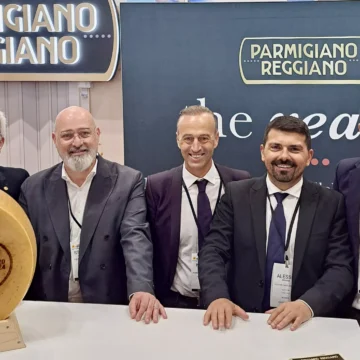 Il Parmigiano Reggiano punta all’America: +25% nei primi 5 mesi del 2024, nuovi investimenti per la promozione e la tutela