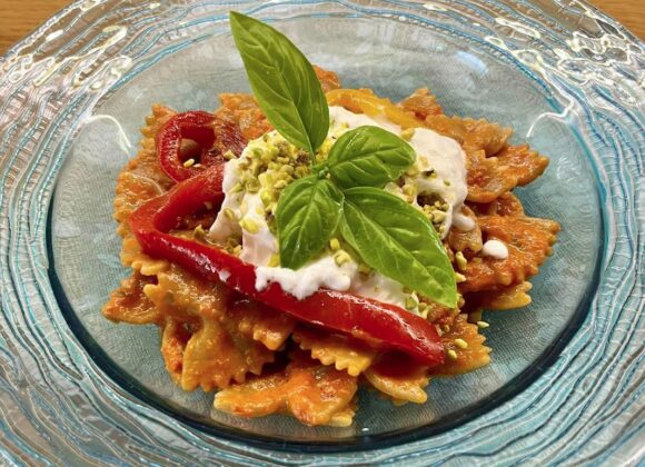 “Mangiare con gli Occhi”: In Cucina con Tina Radicchio – Farfalle con crema di peperoni, burrata e granella di pistacchi