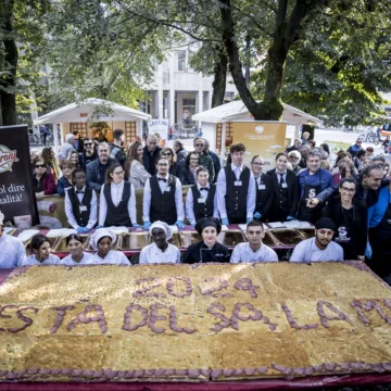 Record di bontà alla Festa del Salame: una focaccia gigante da leccarsi i baffi